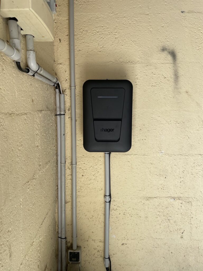 Borne de recharge Hager installée sur un mur extérieur