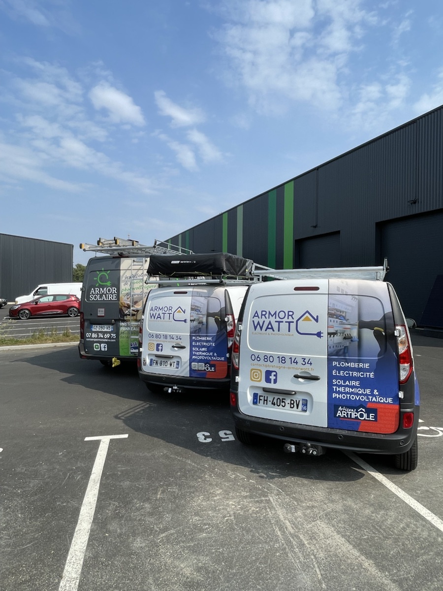 Véhicules des électriciens Armor Watt intervenant à Quimper